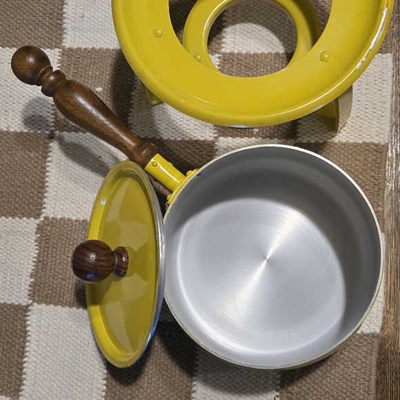 Vintage Yellow Fondue Pot with Wooden Handle - Home Kitchen - Picture 4 of 8